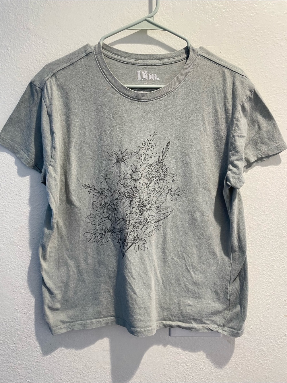 🌿 Doe Sage Green Wildflower Botanical Graphic Tee- L🌸